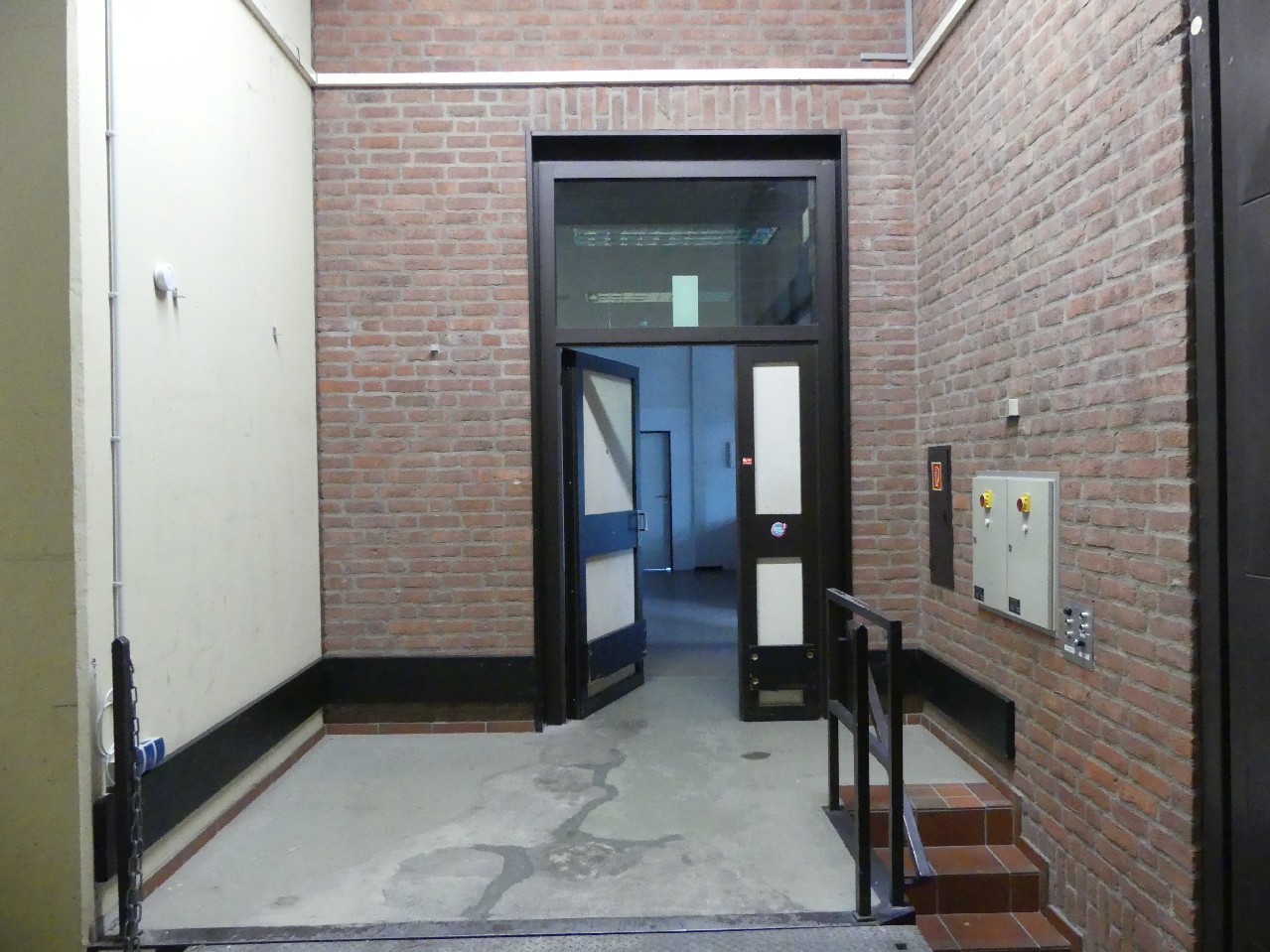 Eingang von Halle ins Büro