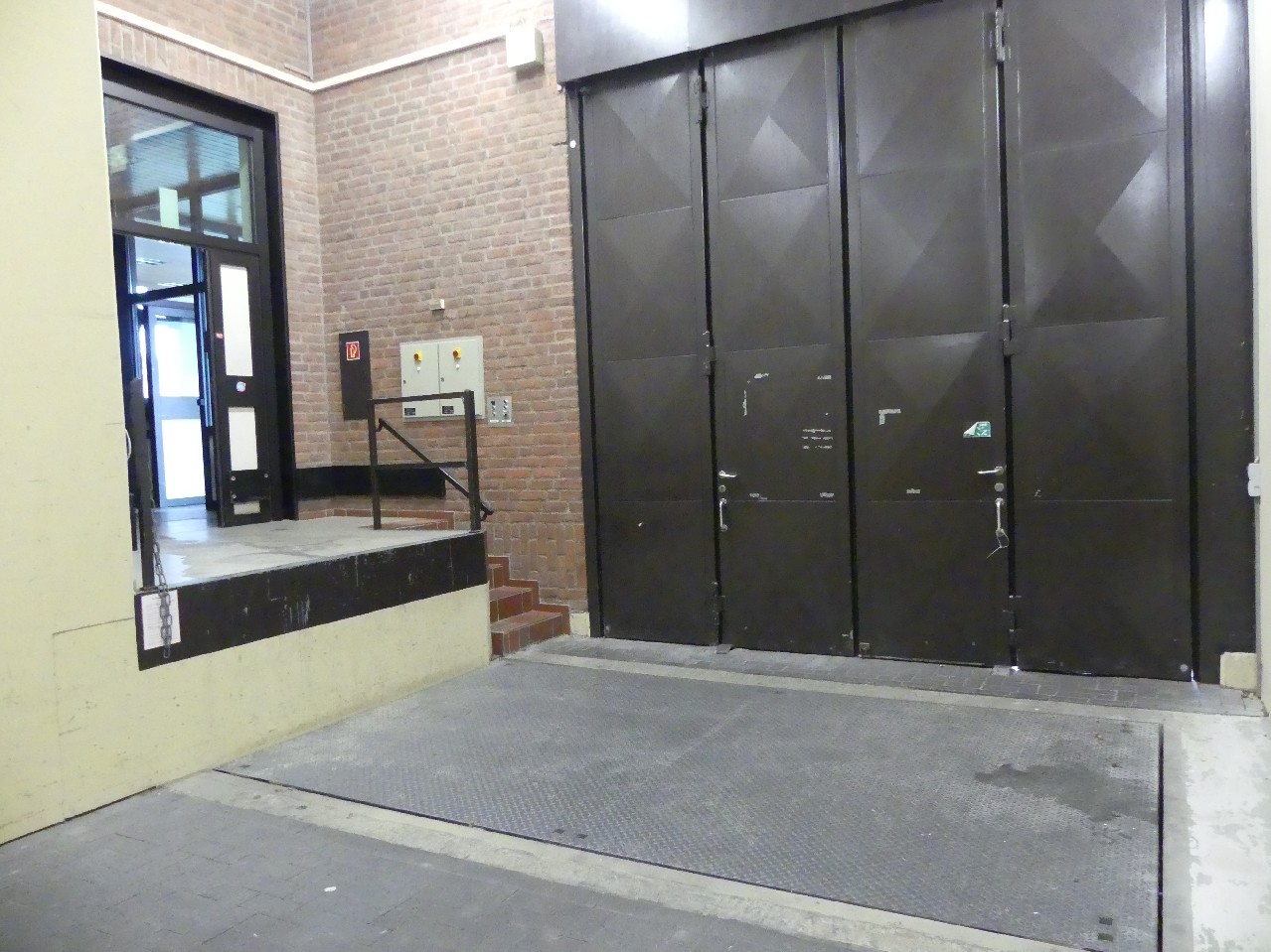 Eingang von Halle ins Büro