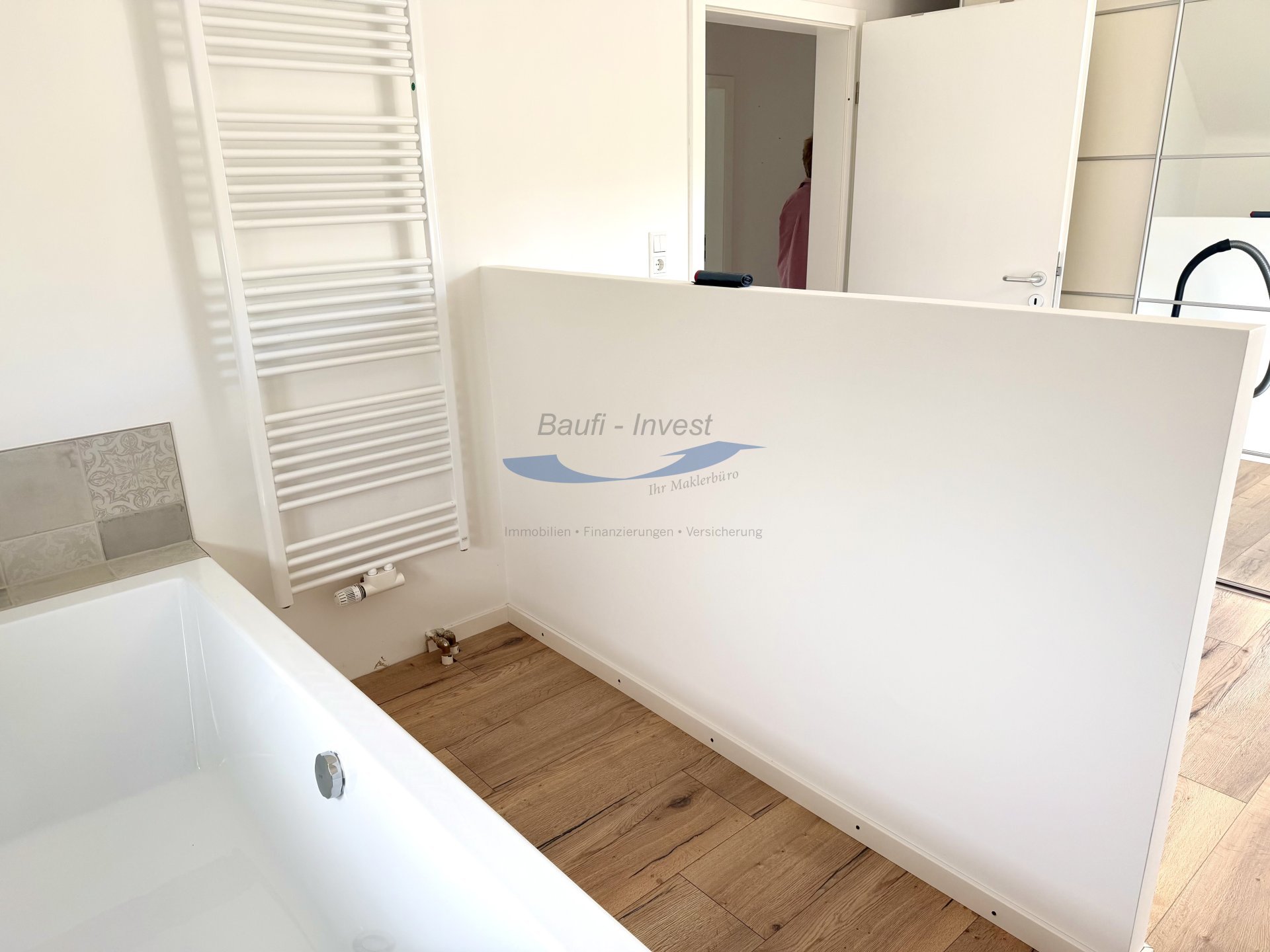 OG Ankleidezimmer mit Badewanne